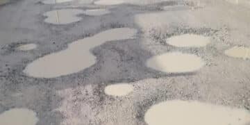 Monserrato, buche disseminate lungo la strada, protestano i residenti di Su Tremini