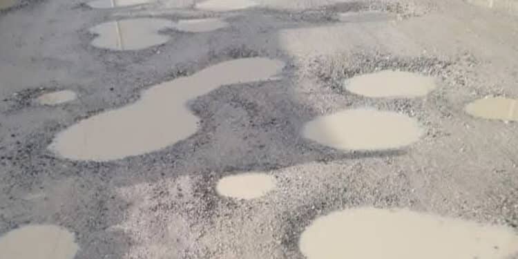 Monserrato, buche disseminate lungo la strada, protestano i residenti di Su Tremini