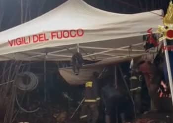 Cane bloccato in una grotta da giorni: i vigili del fuoco lottano per salvarlo