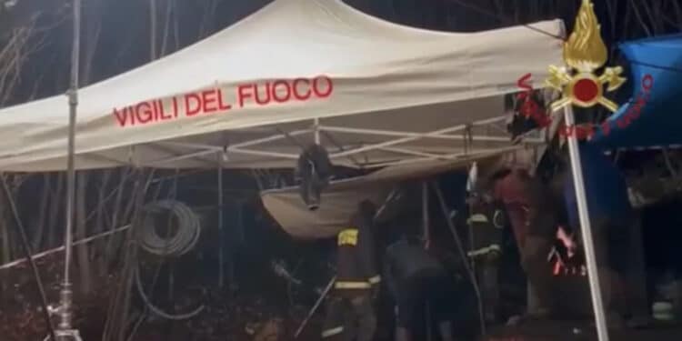 Cane bloccato in una grotta da giorni: i vigili del fuoco lottano per salvarlo