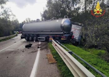 Auto si schianta contro un’autocisterna, morti due ragazzi di 21 e 25 anni