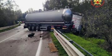 Auto si schianta contro un’autocisterna, morti due ragazzi di 21 e 25 anni