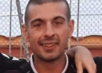 Ragazzo di 16 anni uccide il vicino a coltellate: “Legittima difesa”