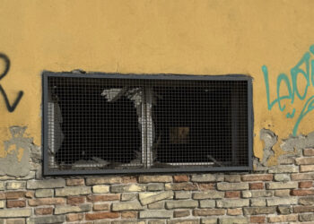 Cagliari, bomba carta esplosa in prossimità del dopo lavoro ferroviario, vetri in frantumi