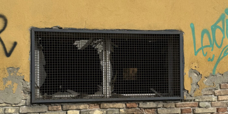 Cagliari, bomba carta esplosa in prossimità del dopo lavoro ferroviario, vetri in frantumi