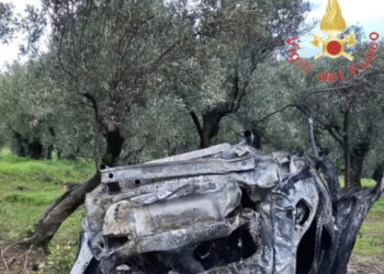 Un’auto si schianta e prende fuoco: morte due ragazze di 17 e 18 anni