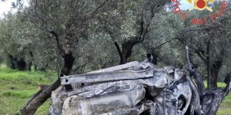 Un’auto si schianta e prende fuoco: morte due ragazze di 17 e 18 anni