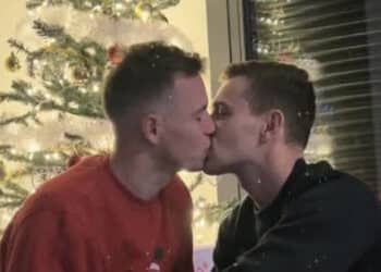 Il bacio sotto l’albero diventa virale: Jakub Jankto, calciatore del Cagliari, primo in Italia ad aver fatto coming out