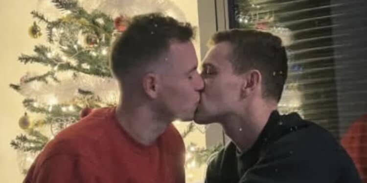 Il bacio sotto l’albero diventa virale: Jakub Jankto, calciatore del Cagliari, primo in Italia ad aver fatto coming out