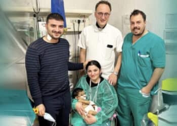 Bambina di 11 mesi salvata grazie al fegato del suo papà: “Aveva il destino segnato”