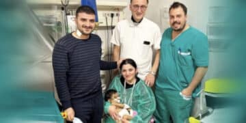 Bambina di 11 mesi salvata grazie al fegato del suo papà: “Aveva il destino segnato”