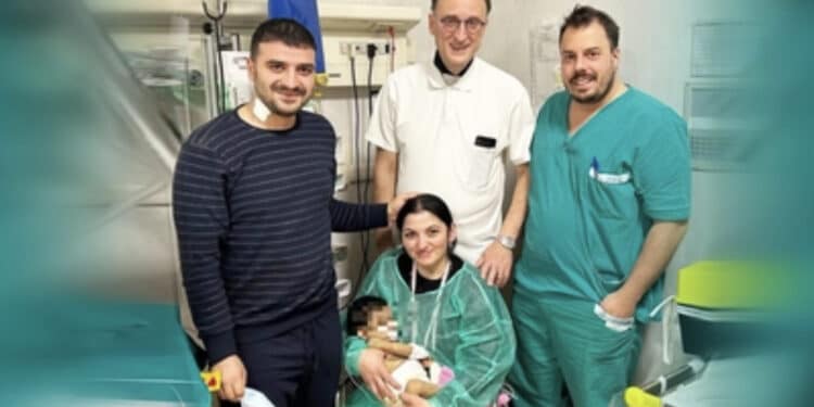 Bambina di 11 mesi salvata grazie al fegato del suo papà: “Aveva il destino segnato”