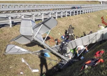 Aereo ultraleggero si schianta in autostrada: gravissimo un 63enne