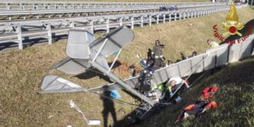 Aereo ultraleggero si schianta in autostrada: gravissimo un 63enne