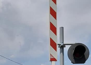 Bimbo di 10 anni investito e ucciso da un’auto ad un passaggio a livello