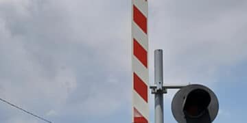 Bimbo di 10 anni investito e ucciso da un’auto ad un passaggio a livello