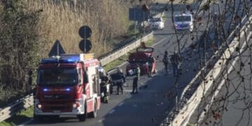 Terribile incidente fra due auto, muoiono mamma e figlia di 11 anni