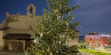 Anche a Flumini si accende il Natale: piazzati due nuovi pini al parco Parodi e a Is Pardinas