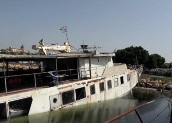 Cagliari, alta tensione a Su Siccu: minaccia di gettarsi in mare per bloccare la rimozione della nave semi affondata