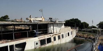 Cagliari, alta tensione a Su Siccu: minaccia di gettarsi in mare per bloccare la rimozione della nave semi affondata