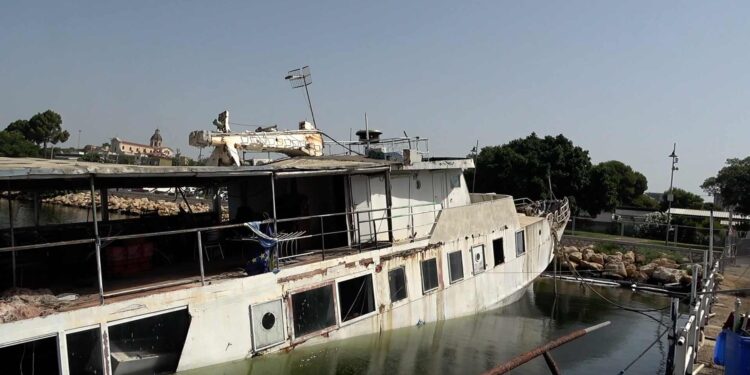 Cagliari, alta tensione a Su Siccu: minaccia di gettarsi in mare per bloccare la rimozione della nave semi affondata