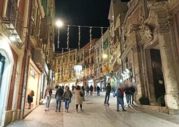 Natale a Cagliari, vie dello shopping semivuote ma i mercatini animano la città: “Qui regna l’incertezza”