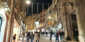 Natale a Cagliari, vie dello shopping semivuote ma i mercatini animano la città: “Qui regna l’incertezza”