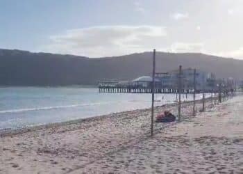Cagliari, alla quarta fermata del Poetto spunta una recinzione a pochi metri dall’acqua: “Passaggio negato”