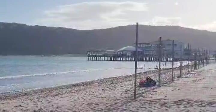 Cagliari, alla quarta fermata del Poetto spunta una recinzione a pochi metri dall’acqua: “Passaggio negato”