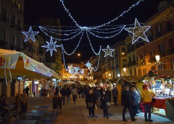 Cagliari, è tornata la luce nel corso Vittorio Emanuele: luminarie di nuovo accese