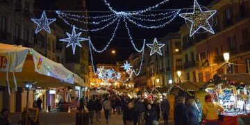 Cagliari, è tornata la luce nel corso Vittorio Emanuele: luminarie di nuovo accese