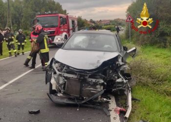 Schianto fra due auto a Nuxis, incastrati fra le lamiere un 25enne e una 35enne