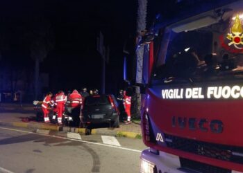 Cagliari, si schianta contro un palo della luce a Marina Piccola e resta incastrato fra le lamiere