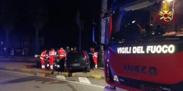 Cagliari, si schianta contro un palo della luce a Marina Piccola e resta incastrato fra le lamiere