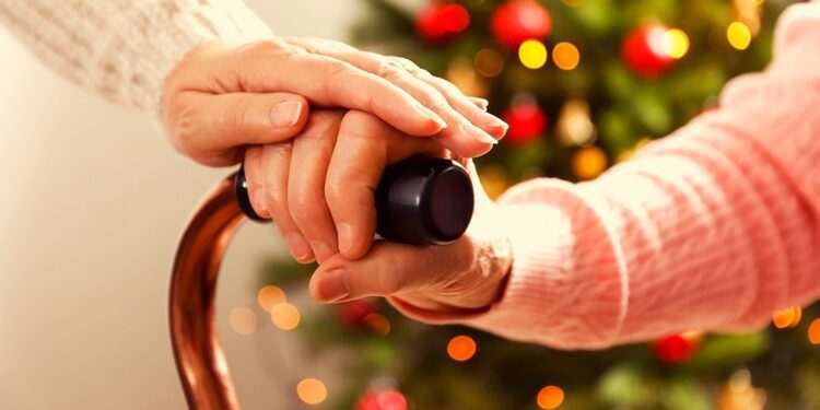 Cagliari, il Natale è solidale: buoni da 100 euro agli anziani poveri e pasti a domicilio