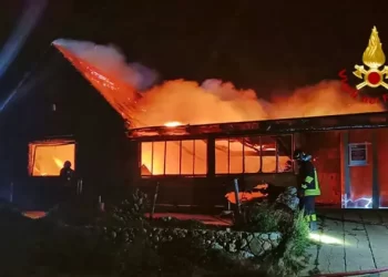 A Is Arutas va completamente in fiamme un chiosco nella notte: salvato un uomo di 56 anni
