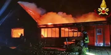 A Is Arutas va completamente in fiamme un chiosco nella notte: salvato un uomo di 56 anni