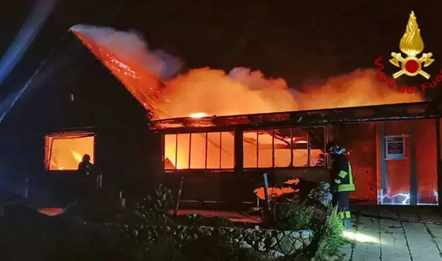 A Is Arutas va completamente in fiamme un chiosco nella notte: salvato un uomo di 56 anni