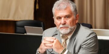 Fuoco amico su Bartolazzi, attacco al vetriolo degli alleati: “Incapace di gestire la sanità in Sardegna”