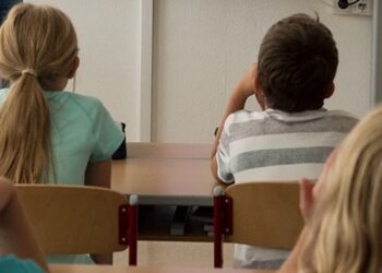 Bimbi al gelo a Selargius, i genitori scrivono al sindaco: “Riscaldamento ko, disagi agli studenti e ai docenti”