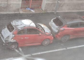 Pirri, gli incendiari colpiscono ancora: auto in fiamme in via Riva Villasanta e furti in via Legnano