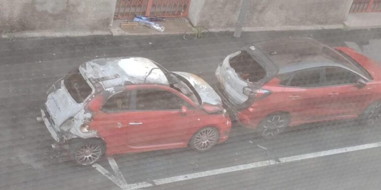 Pirri, gli incendiari colpiscono ancora: auto in fiamme in via Riva Villasanta e furti in via Legnano