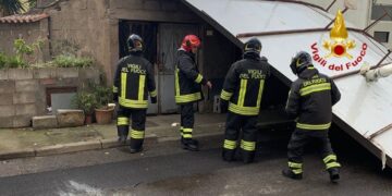 Fortissimo vento in tutta la Sardegna, alberi pericolanti e cornicioni staccati: in azione i vigili del fuoco