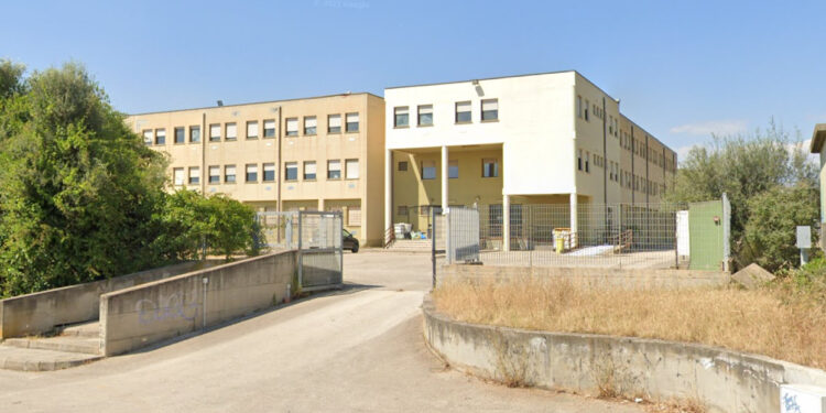 Elmas, sulla testa un tetto di cartone: gara di solidarietà per un ragazzo in difficoltà