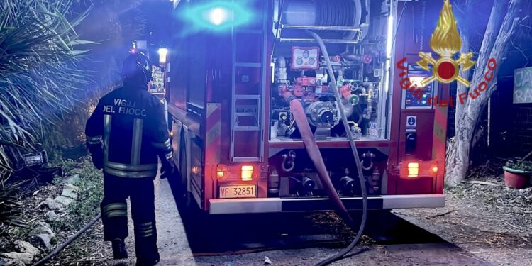 Cagliari, incendio in una cascina a Medau Su Cramu: tempestivo intervento dei Vigili del fuoco