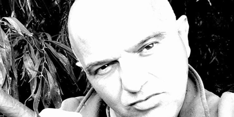 Elmas piange Gianluca Cara, storico giardiniere del Comune e grande amante dei pappagalli