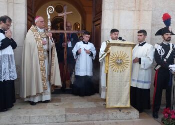 Cagliari, il commovente via al Giubileo: l’arcivescovo Baturi con la croce donata dai carcerati di Uta