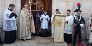 Cagliari, il commovente via al Giubileo: l’arcivescovo Baturi con la croce donata dai carcerati di Uta