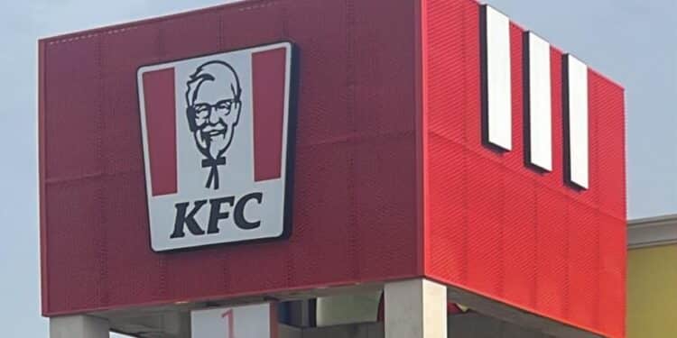 Cagliari, l’assalto dei fast food nel centro storico: il Kentucky apre nel Corso, selezione per i posti di lavoro