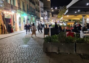 Cagliari, la beffa delle luminarie a metà da piazza Yenne al Corso: metà accese, metà spente
